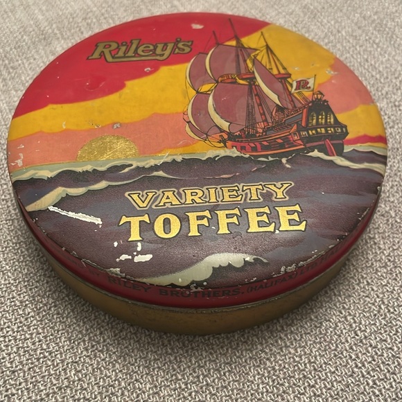 Vintage Collectors Tin Riley’s Variety TOFFEE Halifax, England 5” Round - Picture 12 of 12